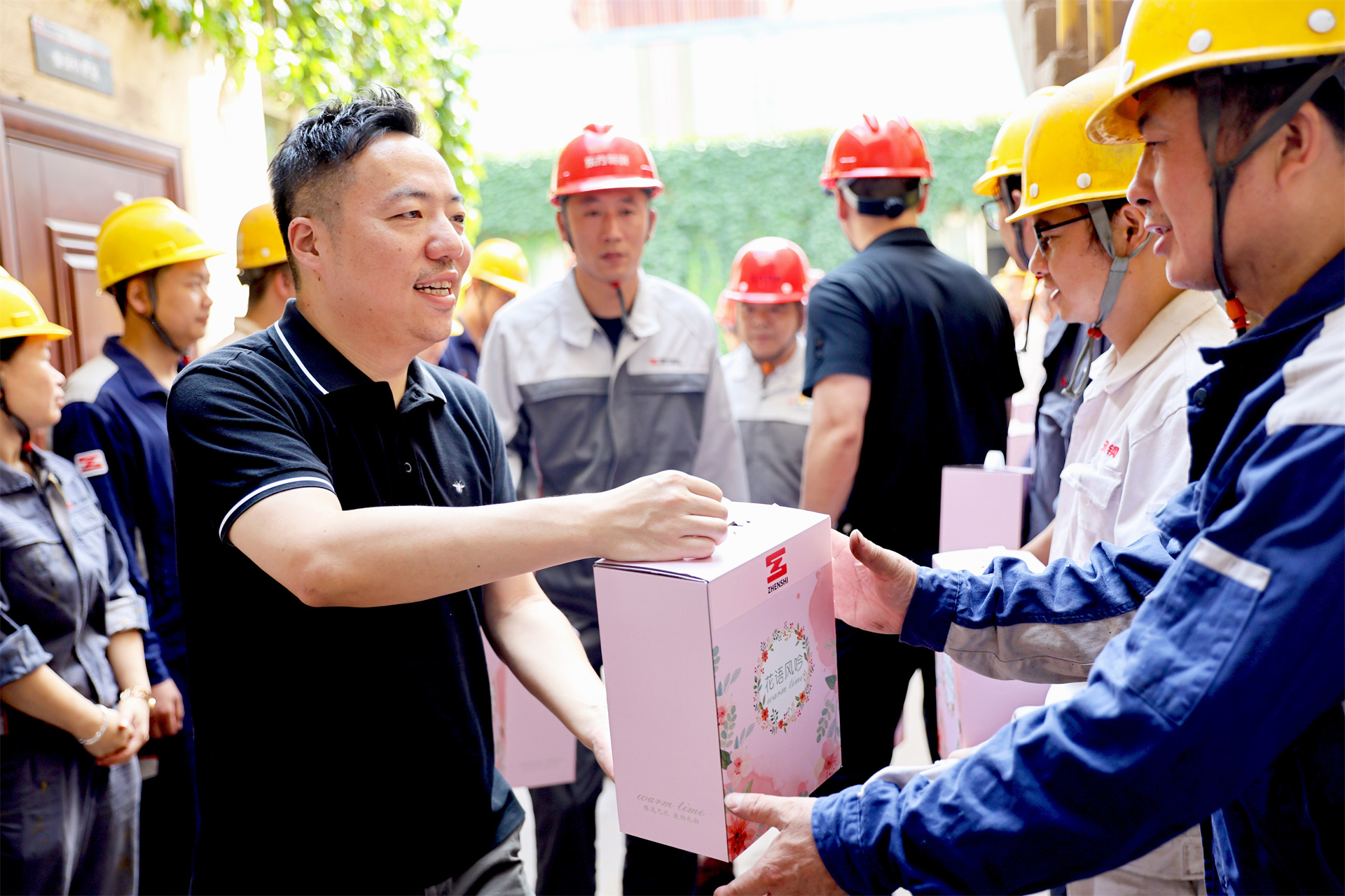 张毓强主席、张健侃总裁带队高温慰问